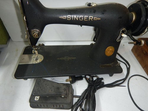 Singer Sewing Machines for Parts or Restoration "Black" - Picture 7 of 44