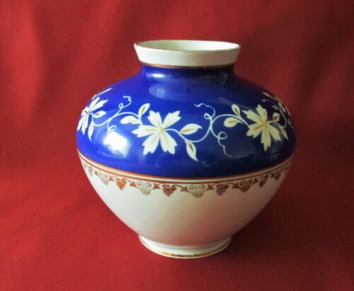 Spechtsbrunn Porzellan - Vase H. 13 cm., Blau / weiß, Gold dekoriert, Handgemalt - Bild 1 von 6