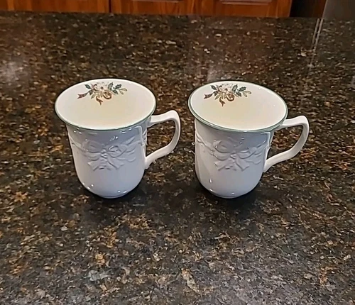 SET (2) Mikasa HOLIDAY SEASON Raised Pattern Christmas Holiday 12 oz Mugs DB901