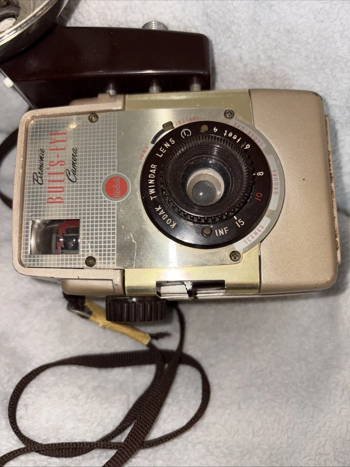 VINTAGE Kodak Eastman Brownie Bulls-Eye Gold Edition 620 Film Camera Untested - Image 2 of 4