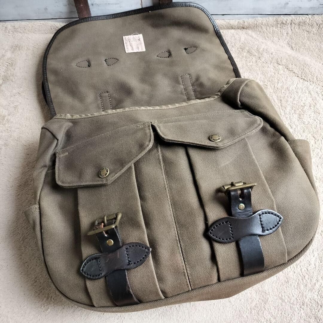 Authentic Filson Oiled Shoulder Bag Messenger crossbody Authentic Filson Oiled Shoulder Bag Messenger crossbody