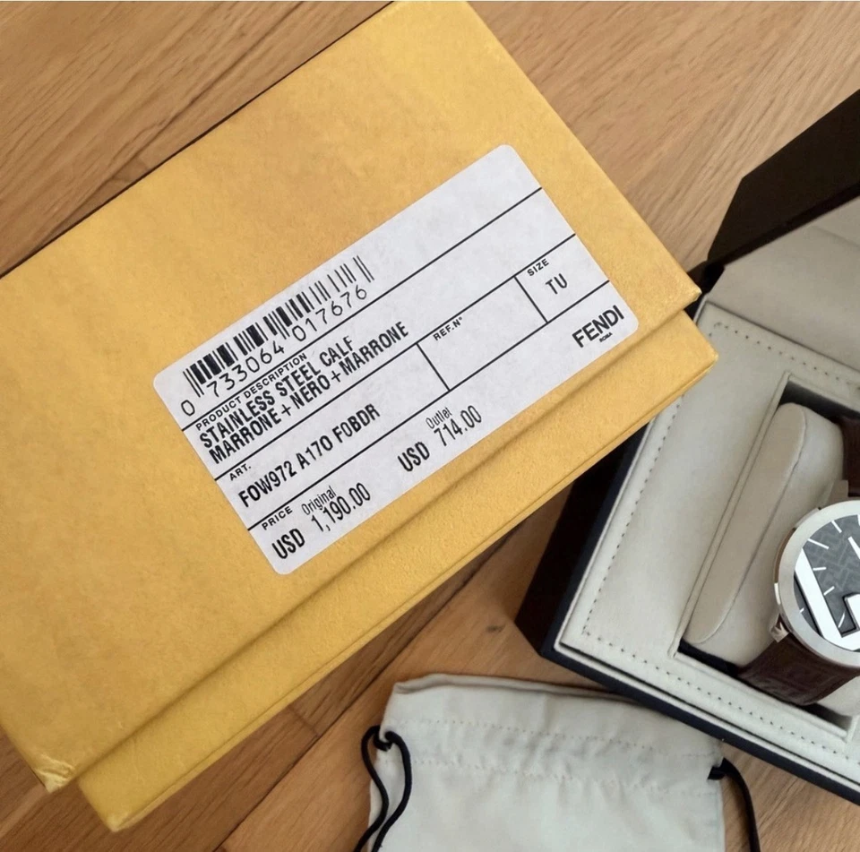 Reloj Fendi de acero inoxidable y cuero marrón Foto 2 de 4