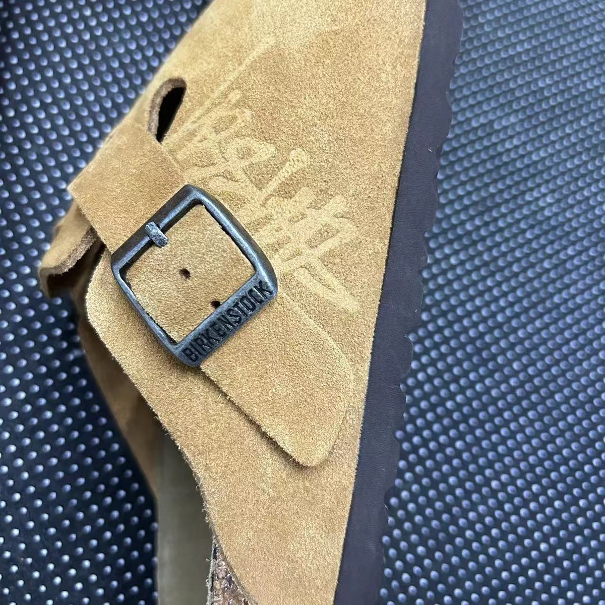 Birkenstock Stussy x Boston Caramel Soft Footbed Unisex Birkenstock Stussy x Boston Caramel Soft Footbed Unisex