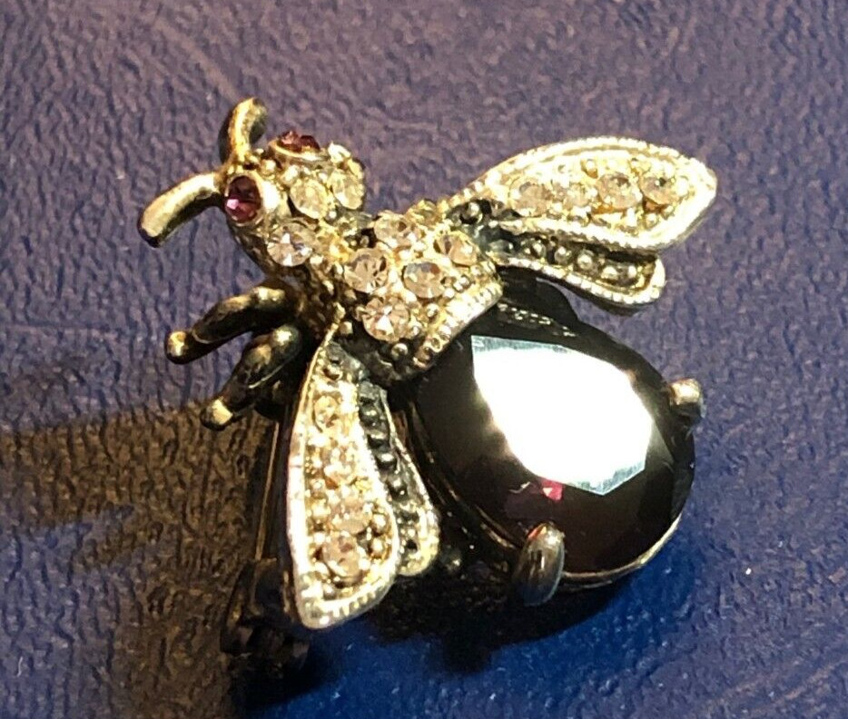 Small Bee Broach with Ruby colored stone & simula… - image 1