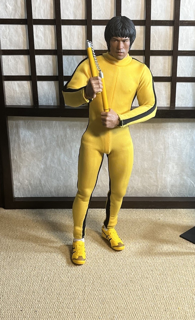 BRUCE LEE GAME OF DEATH 1:6 ACTION FIGURE & HAKKIDO MAN-2 FIGURES + WEAPONS. thumbnail 23