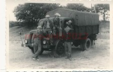 Foto, GST Zwickau, Rekruten vor/auf Ihrem IFA H3A LKW, ca 1965, 5026-671