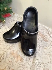 Dansko Black Patent Leather Clogs size 6 1/2 Or 7 / 37 - casual - slip on