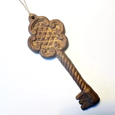 Vintage-Style Key Ornament Lightweight Decorative Object 5-3/4”