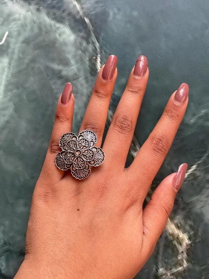Anillo de acero inoxidable con patrón de flores de plata oxidada Foto 4 de 4