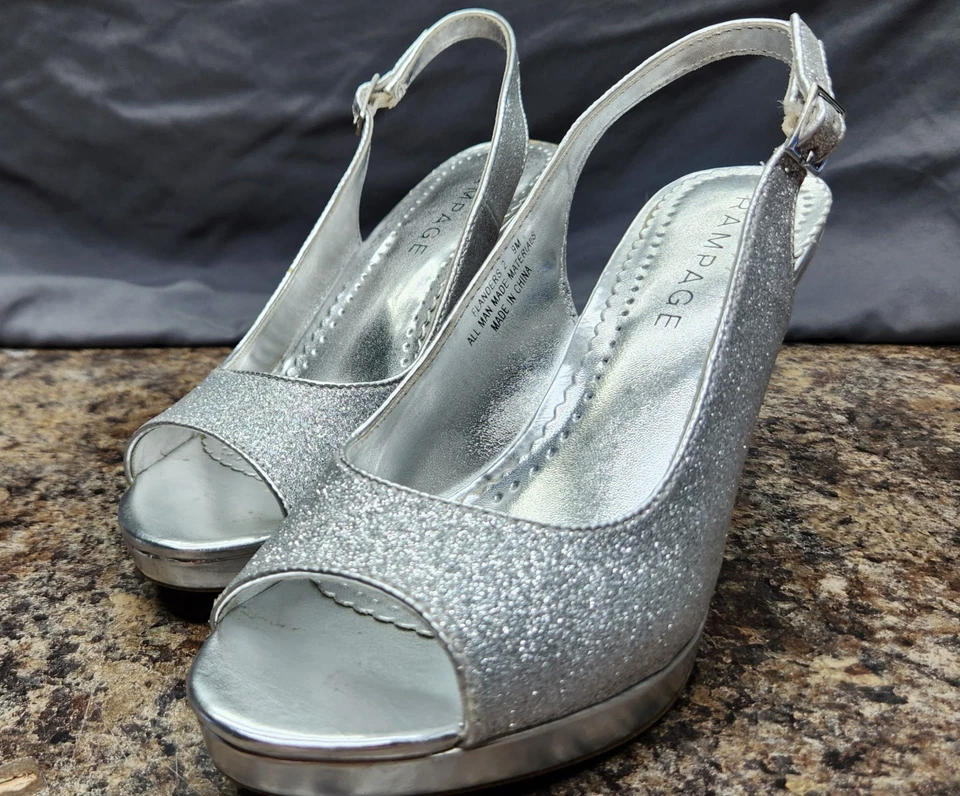 Tacones de aguja RAMPAGE para mujer plateados metálicos brillantes de tacón alto con tira trasera PEEP TOE Foto 3 de 4