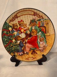 Collector Plate Avon 1989 "Together for Christmas" 8 inch Gold Trim
