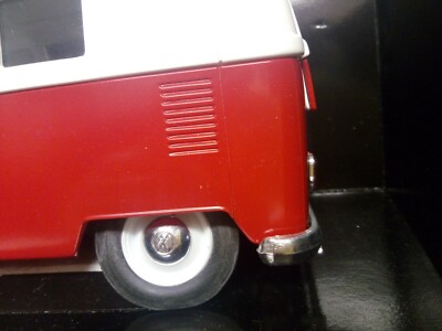 Le Combi Volkswagen split vitré type 2 de 1966 en miniature par Solido au 1/43e