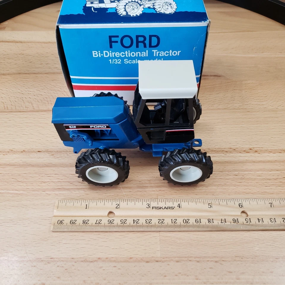 Scale Models Ford 276 Versatile Bi-Directional Tractor Diecast 1:32 - Image 2 of 4