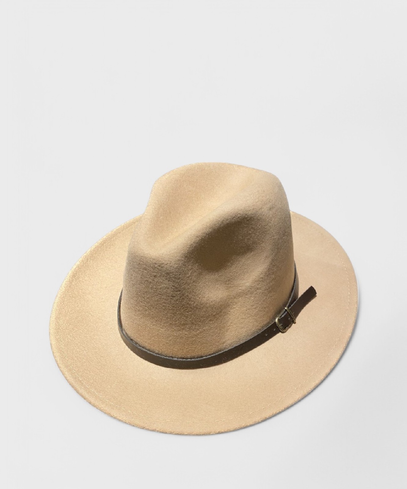 Фетровая шляпа от Galise, нарукавная повязка от braunes, кепка от Keks.