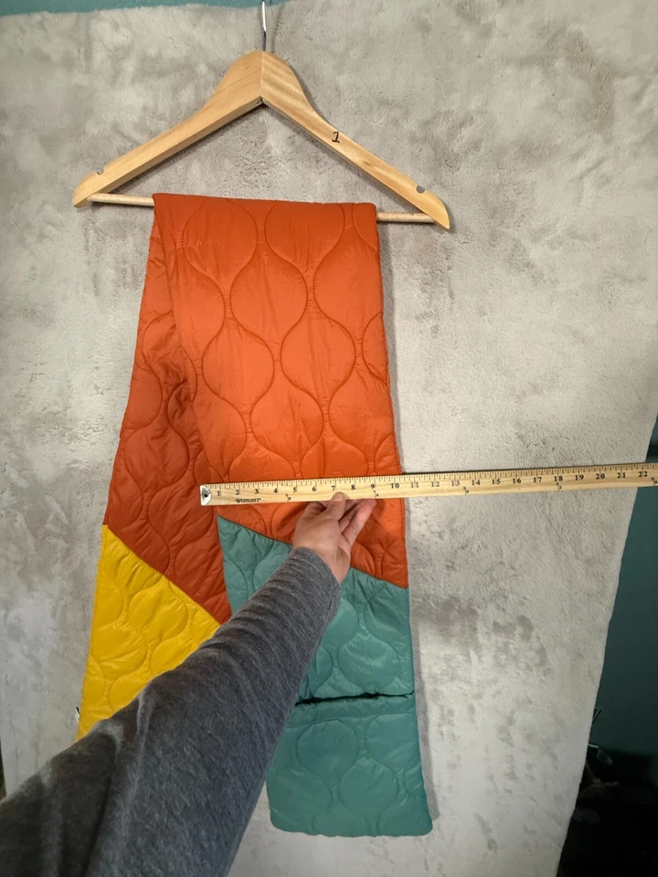 Bufanda acolchada acolchada Urban Outfitters bolsillos en bloques de colores Foto 4 de 4