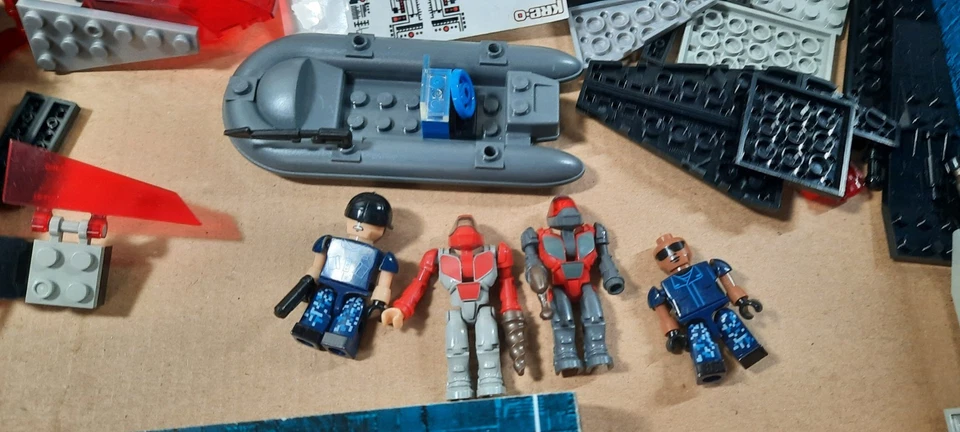 JUEGO DE CONSTRUCCIÓN ACORAZADO ALIEN STRIKE de HASBRO KRE-O 38955 Casi completo. Foto 3 de 4