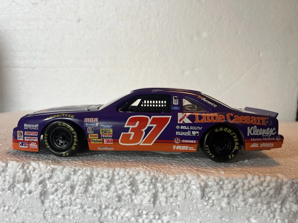Revell 1991 Ford Thunderbird NASCAR RACE CAR #37 John Andretti 1:24 Scale - Image 2 of 4