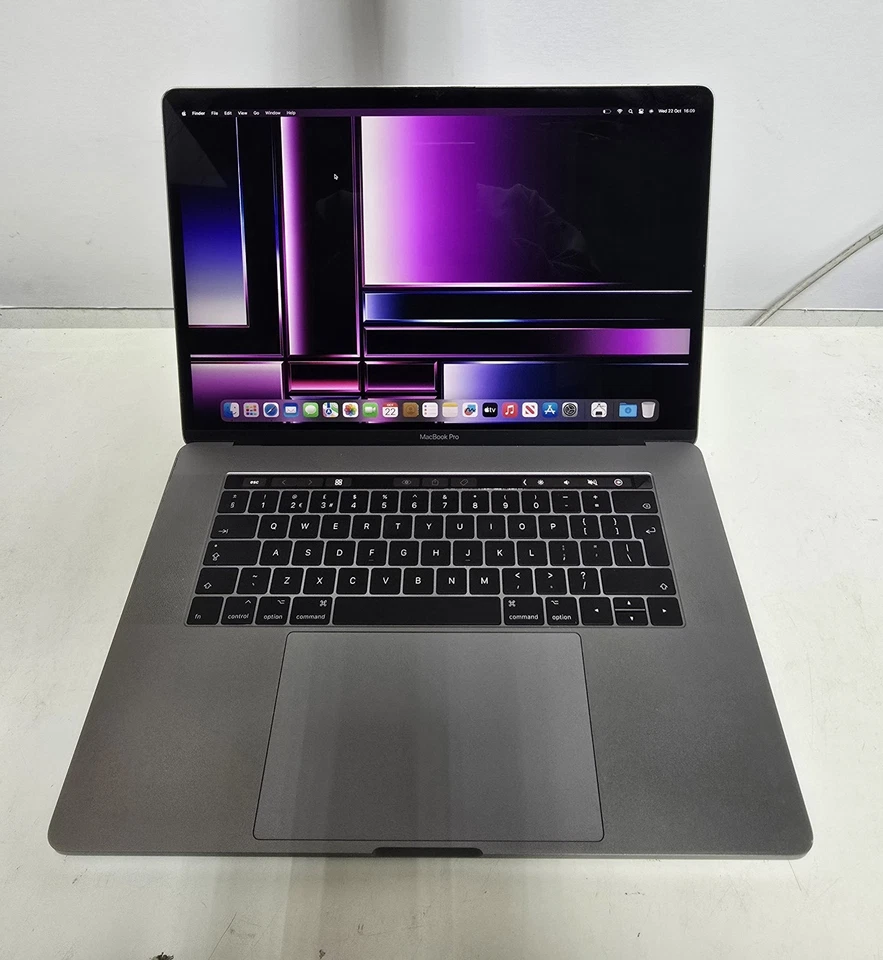 Apple MacBook Pro 15" 2017 Touch Bar Core i7  512B SSD 16GB RAM - Image 4 of 4