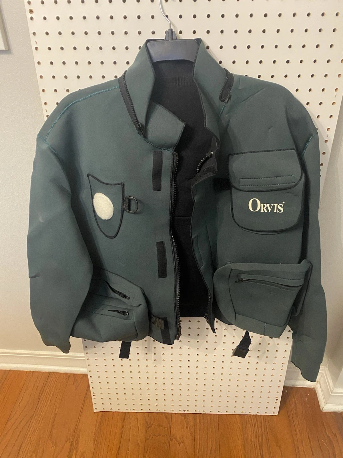 Orvis Mens Vintage Neoprene Fly Fishing Jacket Size XL with Removable Hood Green
Opens in a new wind