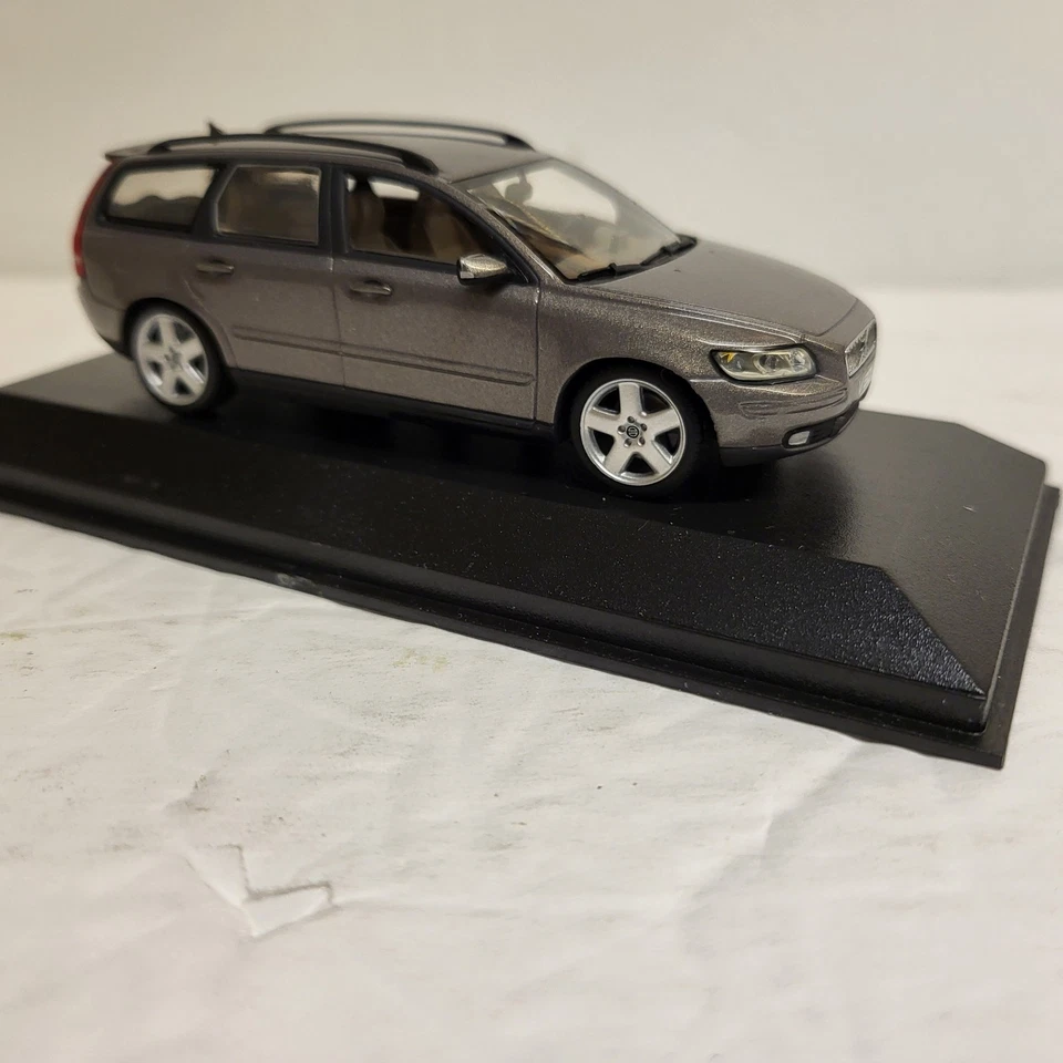 Volvo V50 Estate 2003 Dar Grey 1:43 Minichamps - Image 3 of 4