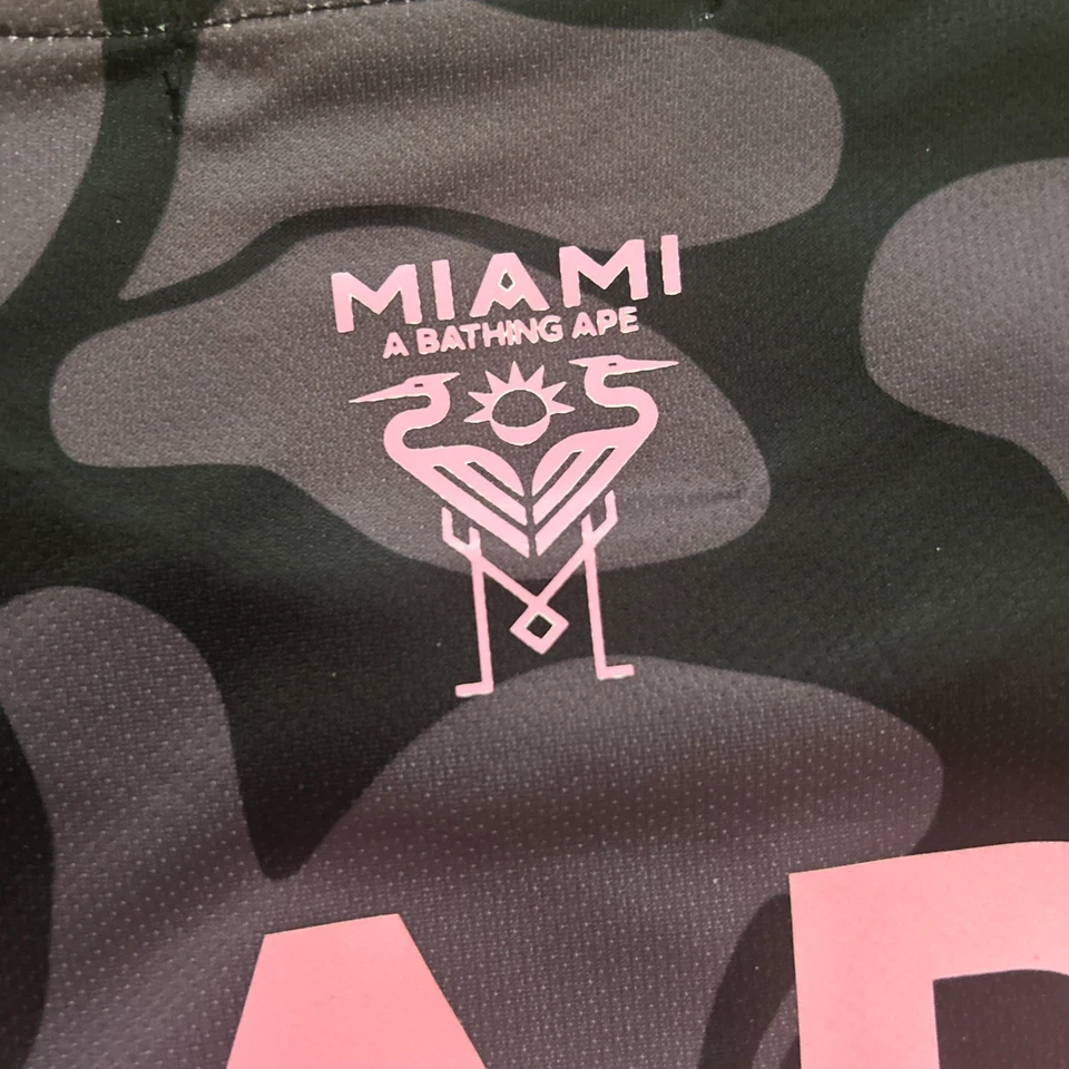 Camiseta BAPE × Adidas Inter Miami en negro y rosa Foto 3 de 4