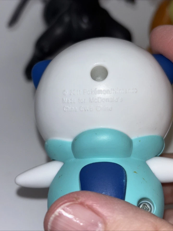 Figuras de acción Mcd’s Pokemon 2011-17 Oshawott, Zekrom, Pikachu, Charizard (no Mcds) Foto 4 de 4