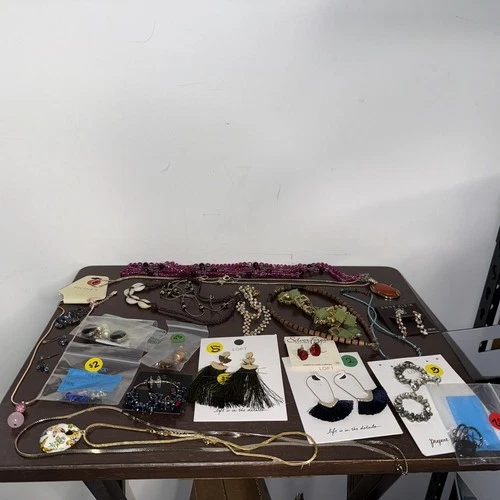 22+ Pieces Of Vintage Costume Jewelry:Necklaces, Earrings, Bracelets, Pendants