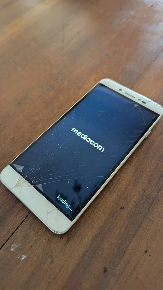 Mediacom Phonepad Duo S5321 - Funzionante - Schermo lesionato - Immagine 4 di 4