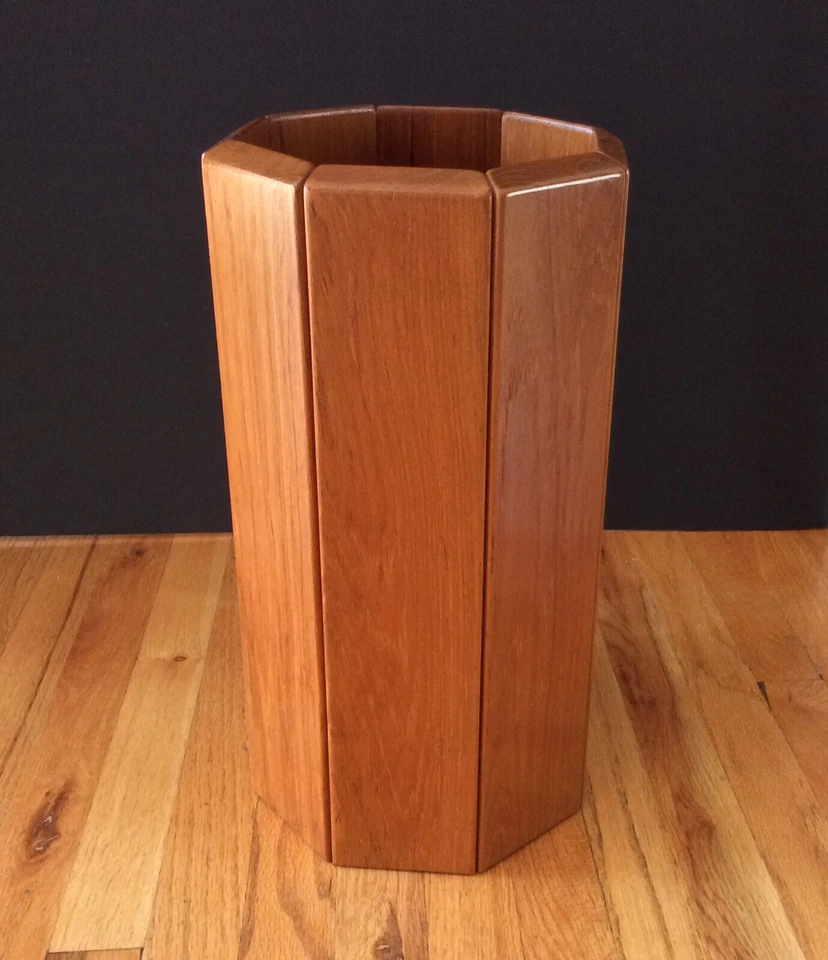 Panel octágono danés moderno de mediados de siglo de teca maciza soporte “paraguas” con vidrio Foto 2 de 4