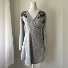 Ultra Flirt Light Gray Floral Print V-Neck Long Sleeve Knee Length Sweater Dress