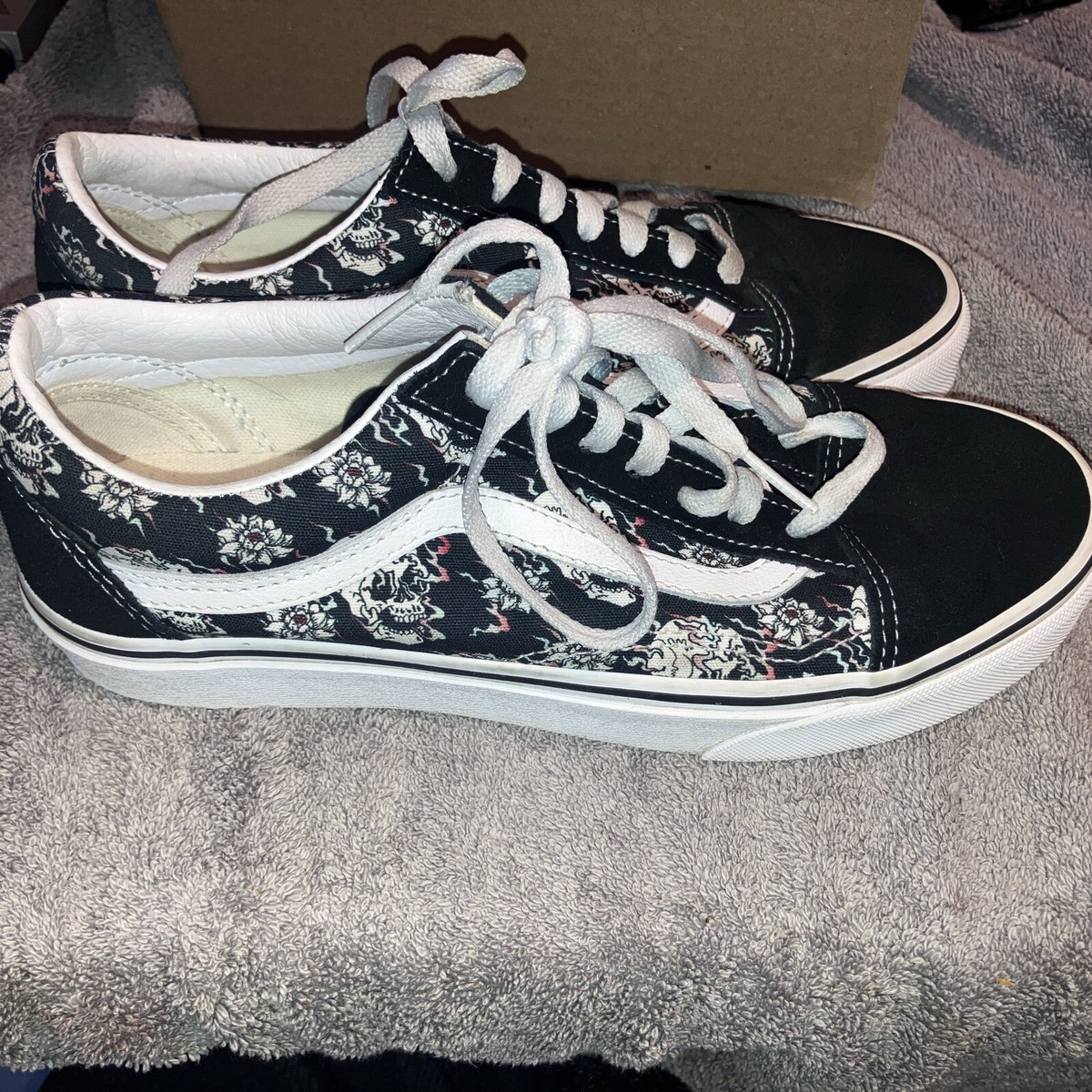 VANS Off the Wall Skull Roses Print Old Skool Sneakers Men display picture 2
