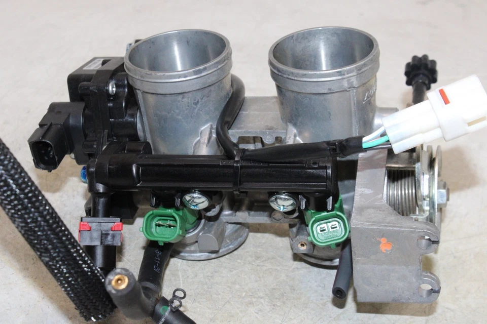 13-17 KAWASAKI NINJA 300 EX300A ОРИГИНАЛЬНЫЕ ОСНОВНЫЕ ТОПЛИВНЫЕ ФОРСУНКИ / КОРПУСА ДРОССЕЛЬНЫХ ЗАСЛОНОК - Изображение 2 из 4