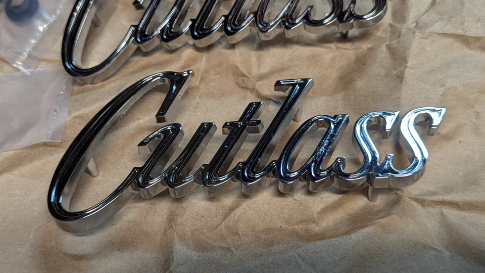 DOS NUEVOS EMBLEMAS GUARDABARROS DELANTERO OLDS CUTLASS 70 OLDSMOBILE CONVERTIBLE CUPÉ Foto 2 de 4