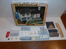 BACHMANN PLASTICVILLE HO SCALE SPLIT LEVEL HOUSE IN ORIGINAL BOX