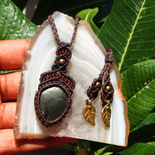 Collana artigianale pietra preziosa Reiki ciondolo boho macramè pirite dorata naturale - Foto 8 di 17