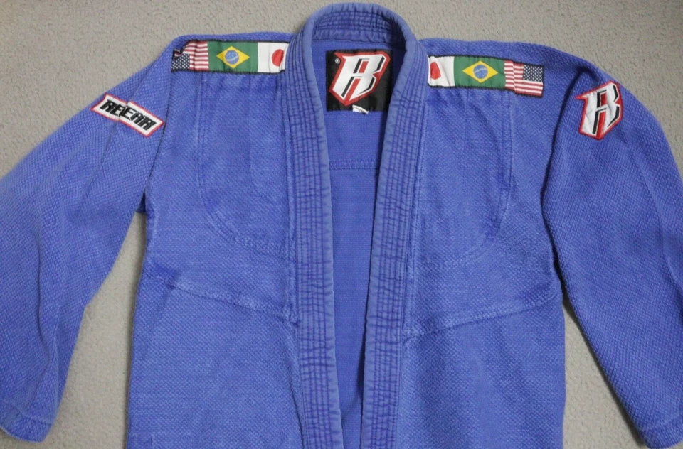 Chaqueta Revgear Jiu-Jitsu Gi Unisex A2 Azul Algodón Banderas Frente Abierto Manga Larga Foto 3 de 4