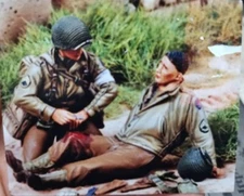 1/35 Scale WWII Medic Assisting Wounded Soldier Military Figure Set Unassembled