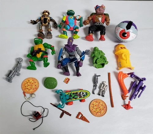 D-339 VINTAGE COLLECTION OF TEENAGE MUTANT NINJA TURTLES ACTION FIGURES & ACC.!