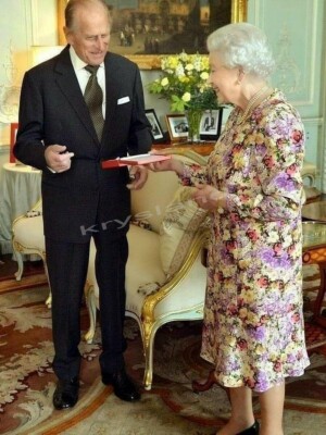  QUEEN ELIZABETH II AND PRINCE PHILIP PORTRAIT OF THE ROYAL FAMIL RARE PHOTO
