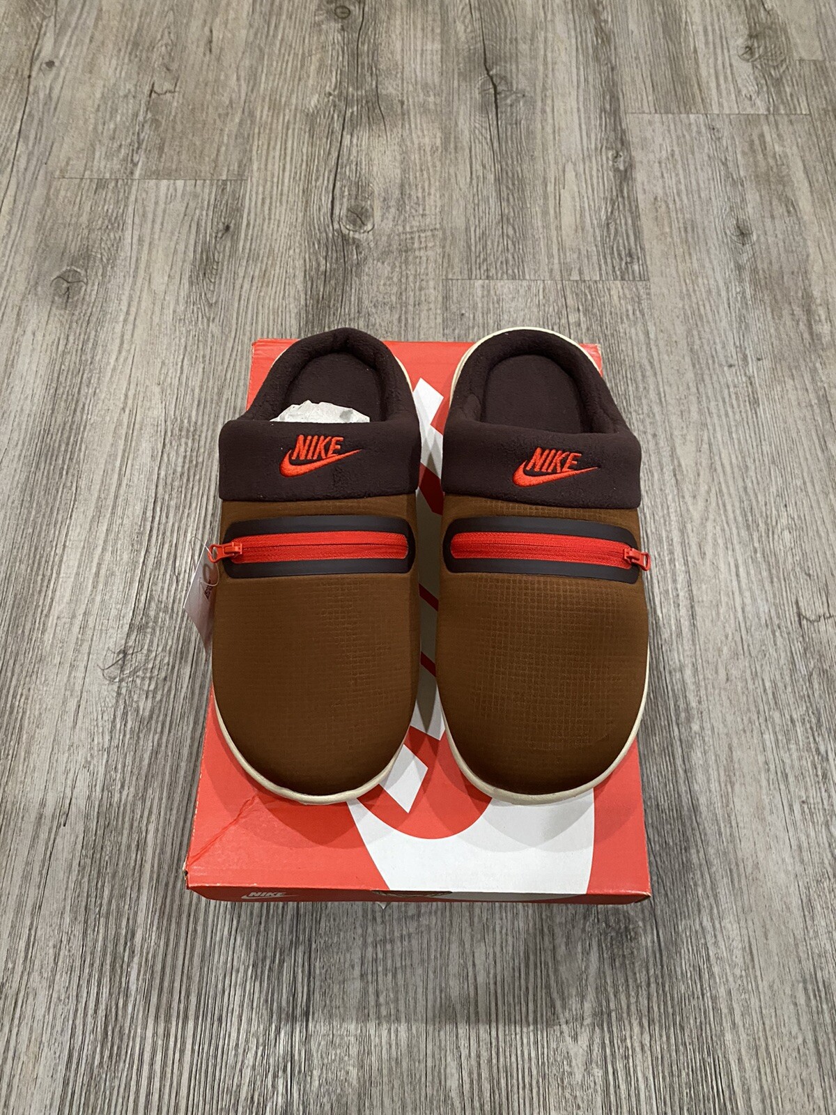 NIKE BURROW SLIPPER PECAN CHILE RED 