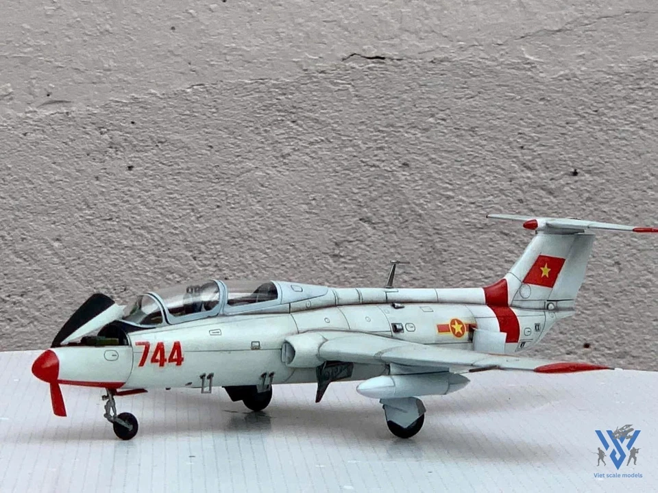Jet da allenamento 1/48 Aero L-29 Delfin Pro-Built da collezione - Immagine 4 di 4