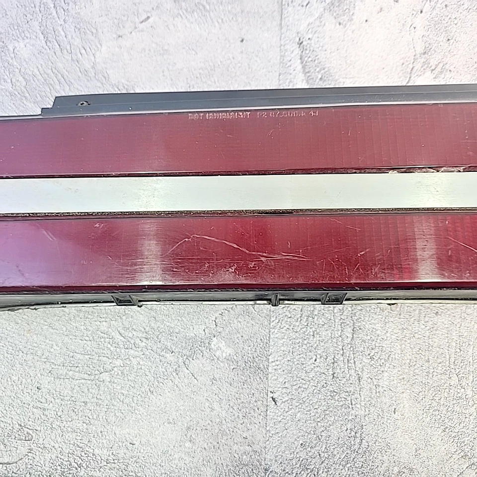 Conjunto de luz trasera izquierda izquierda GM 16507667 1987-1989 Buick Skyhawk OEM usada Foto 3 de 4