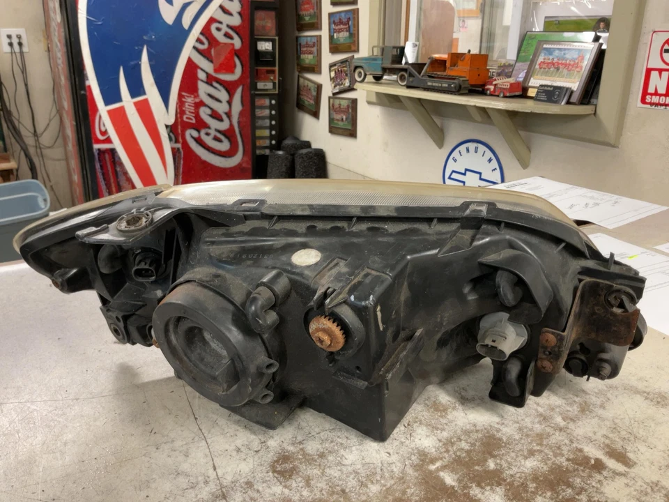 Headlamp Assembly MAZDA PROTEGE Left 01 02 03 LH LIGHT *BROKEN MOUNT SEE PIC* - Изображение 2 из 4