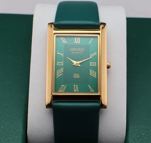 Vintage Seiko Slim Quartz Men's Wrist Watch Green Dial with Green Strap.