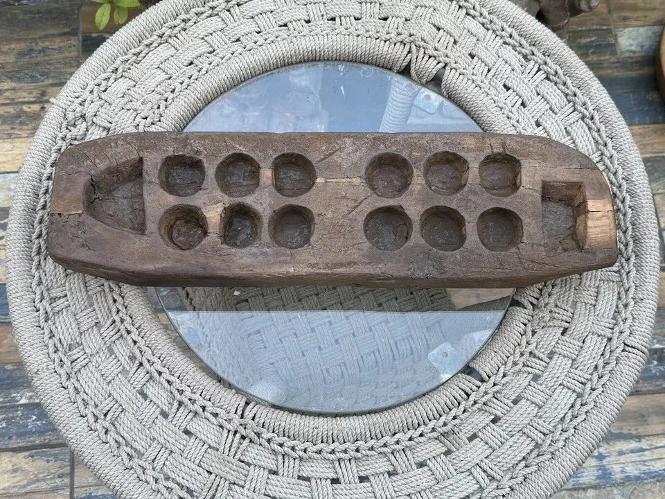 Plato de juego Mankala tallado a mano de madera antiguo panel raro años 1750 norte de la India Foto 2 de 4