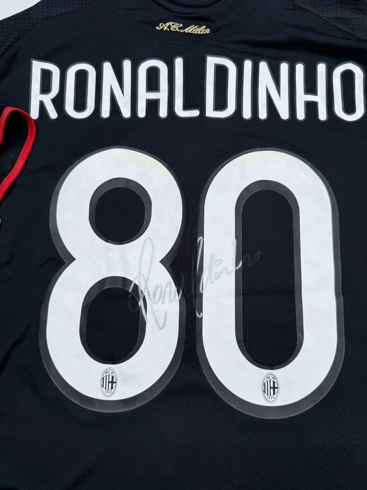 Maillot Adidas AC MILAN N°80 dédicacé par RONALDINHO - Neuf - 2008 - Photo 4/4