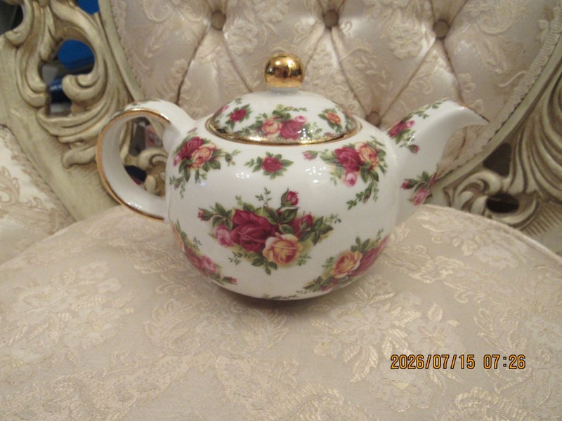 1998 Royal Albert Old Country Roses Teapot