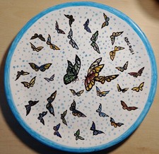 piatto di ceramica dipinto a mano con farfalle