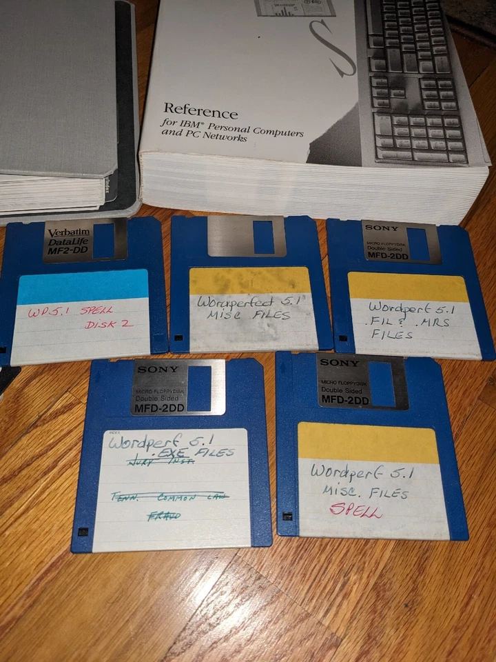 Wordperfect for DOS 5.1 In Original Box With Books Floppy Disks With Extras - Image 2 of 4