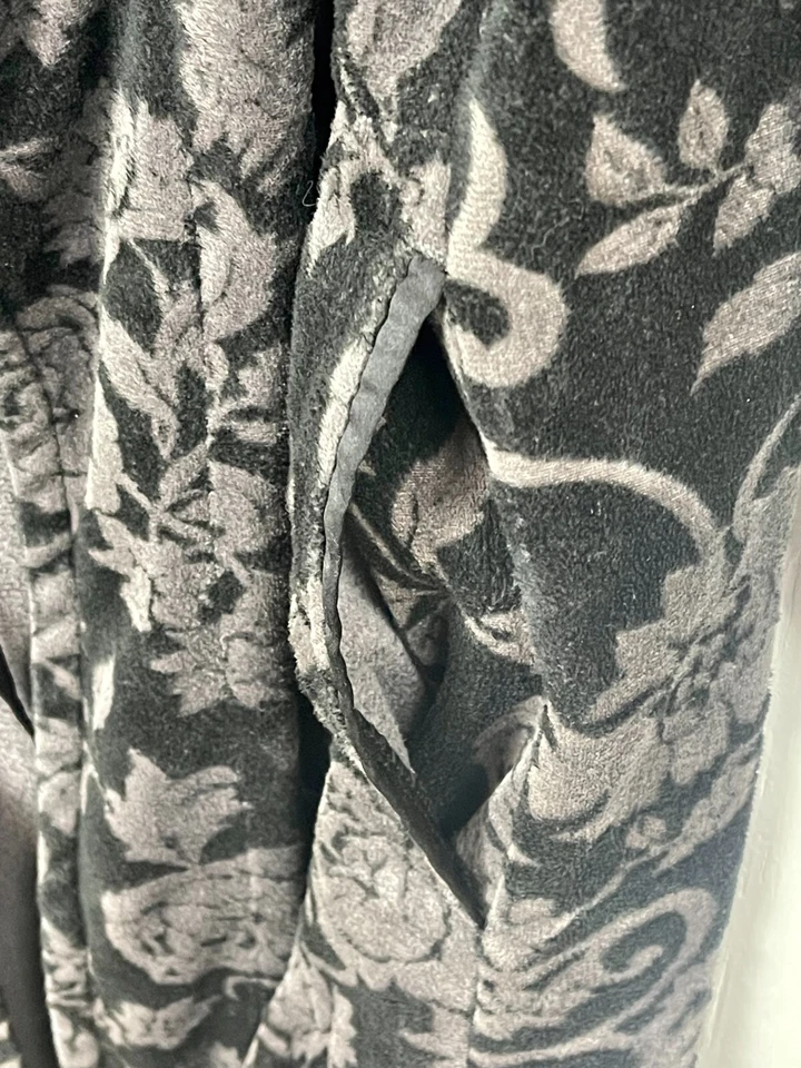 Soma Intimates Plush Long Robe Long Sleeve Pockets Black Gray Floral Size Small - Image 3 of 4